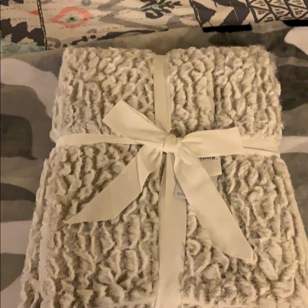 Oatmeal tipped petal plus throw